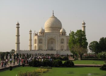 Taj Mahal on yksi Intian ja koko maailman tunnetuimpia rakennuksia, mutta Intian hindunationalisteille se ei kelpaa, rakennuttaja kun oli muslimi. Intian lukion oppikirjoista on uusimman opetussuunnitelman myötä pyyhitty pois valtakunnan kehitykselle keskeiset mogulivallan vuosisadat.