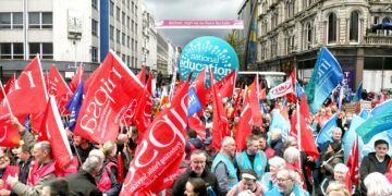 Opettajat ja julkisten alojen työntekijät osoittivat mieltä budjettileikkauksia vastaan Belfastissa huhtikuussa.