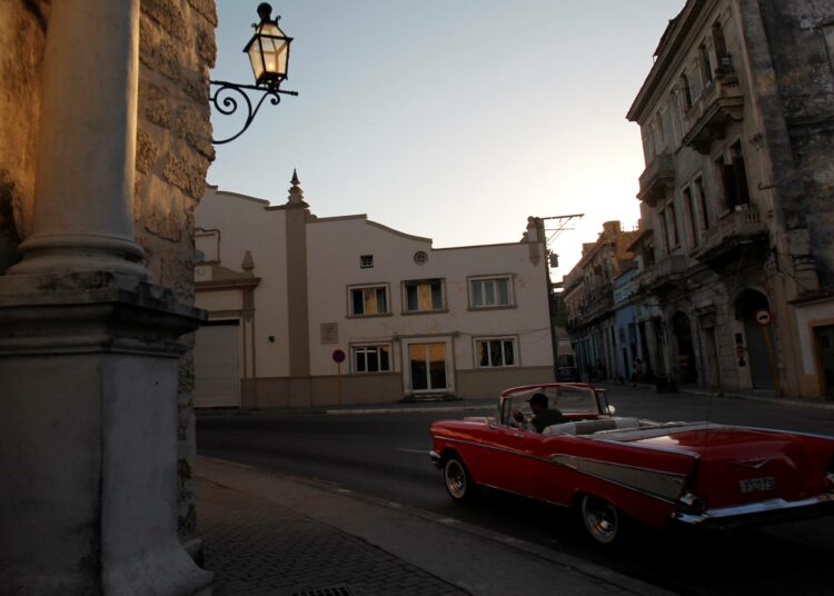 Turistien kiertoajeluihin tarkoitettu Chevrolet Bel-Air -avoauto vuodelta 1957 Havannan historiallisessa keskustassa. Vanhat jenkkiautot ovat osa Kuubassa vierailevien turistien matkaelämystä.