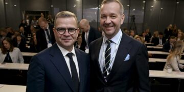 Isäntä ja renki, mutta kumpi on kumpi? Pääministeri Petteri Orpo ja Keskuskauppakamarin toimitusjohtaja Juho Romakkaniemi Suuri veropäivä 2025 -tilaisuudessa Helsingissä 24. syyskuuta 2025.