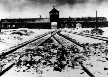Auschwitzin keskitysleirin "Kuoleman portti".