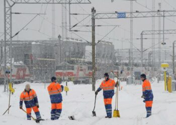 Vaihteenpuhdistajia työssään Helsingin Ilmalassa.