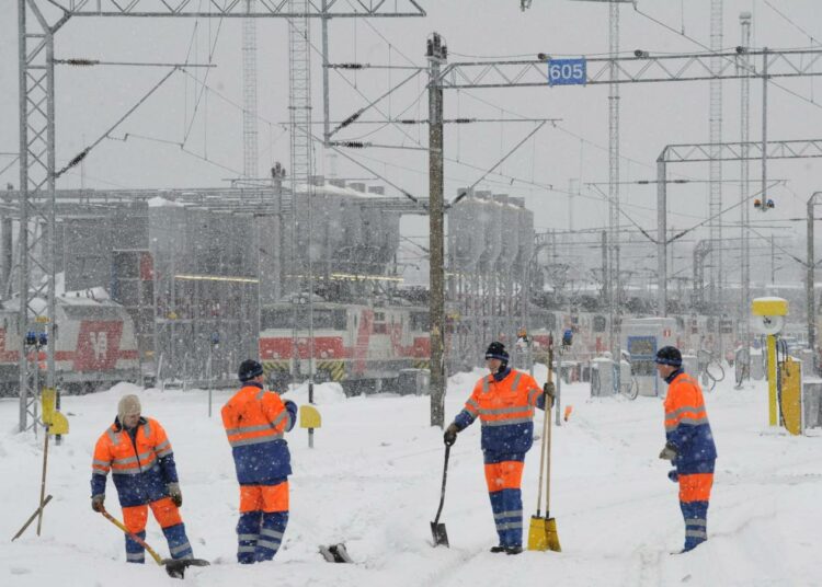 Vaihteenpuhdistajia työssään Helsingin Ilmalassa.