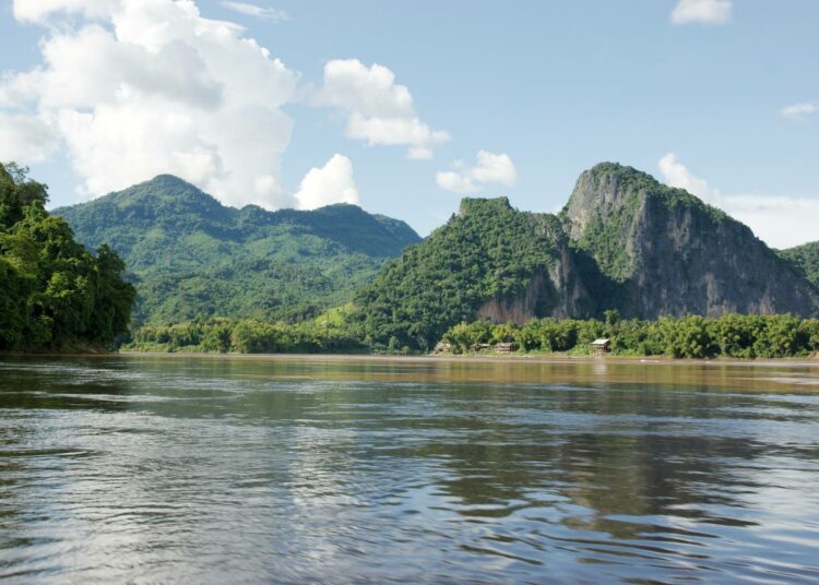 Mekongjokea Luang Prabangin seudulla Laosissa.