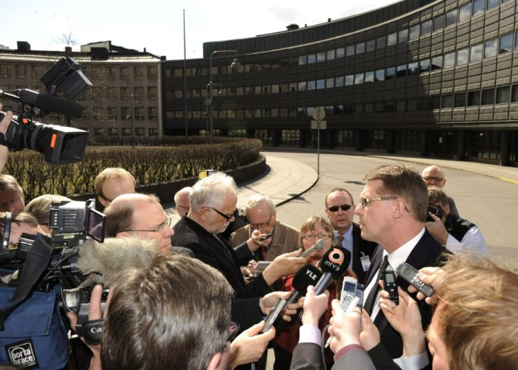 Pääministeri Matti Vanhanen sai keskiviikkona selvittää yhteydenpitoaan vaalirahoittajiin.