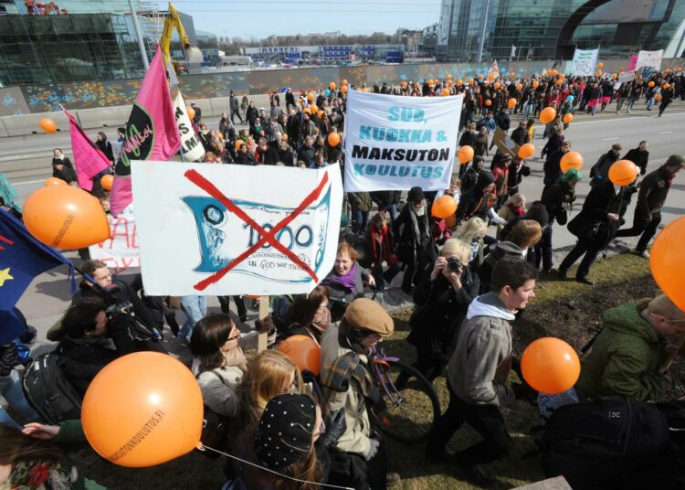 Tuhannet opiskelijat osoittivat huhtikuussa Helsingissä mieltään maksuttoman koulutuksen puolesta. Osa marssijoista otti kantaa myös perustulon puolesta.