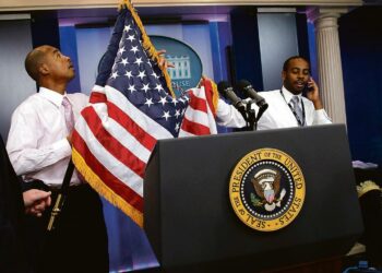 Valkoisen talon työntekijät asettelivat Yhdysvaltojen tähtilippua puhujakorokkeen taakse ennen Barack Obaman lehdistötilaisuutta Jemenin tilanteesta ja epäilyttävistä lentopaketeista.