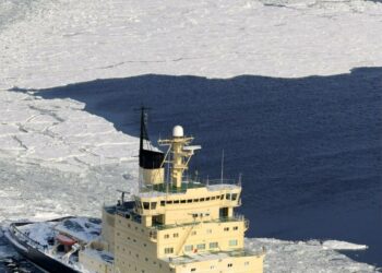 Jäänmurtaja Sisu avustaa aluksia Perämerellä.