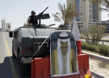 Pääministeri Khalifa ibn Salman al-Khalifan kuva koristaa panssaroitua ajoneuvoa hallituksen joukkojen valvoessa poikkeustilaa Manamassa.