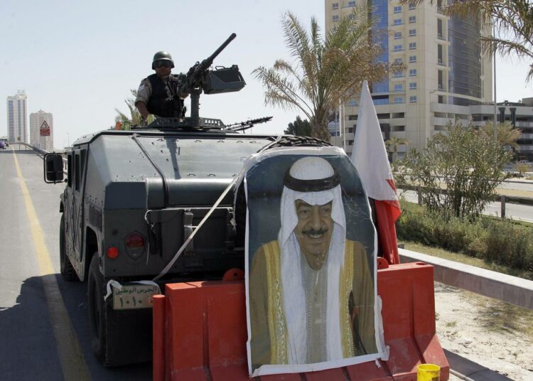 Pääministeri Khalifa ibn Salman al-Khalifan kuva koristaa panssaroitua ajoneuvoa hallituksen joukkojen valvoessa poikkeustilaa Manamassa.