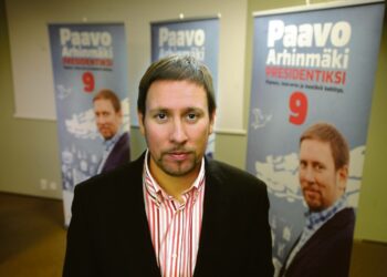 Tällaisella sinisävyisellä julisteella kampanjoi presidentinvaalin numero yhdeksän, Paavo Arhinmäki.