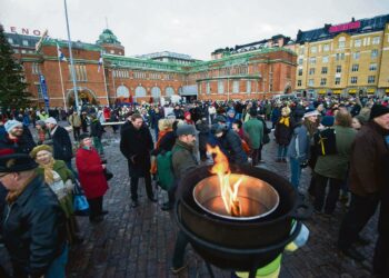 Heikki Hursti järjesti vähäosaisille itsenäisyyspäivän juhlan. Ministeri Paavo Arhinmäki vieraili tilaisuudessa Hakaniemen torilla.