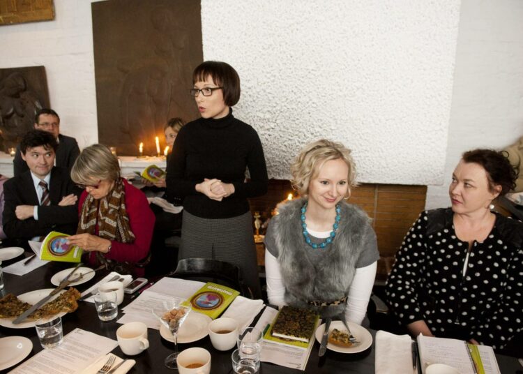 Muotokuvia -kirjan kirjoittajat Arseni Svynarenko (vas.), Liisa Liimatainen, Karina Jutila, Elina Rajaniemi ja Johanna Korhonen teoksen julkistustilaisuudessa Helsingissä.