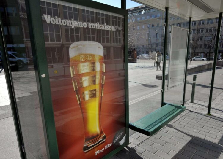Suhtautuminen alkoholimainontaan jakaa hallituksen rivejä. Kokoomus ei halua rajoituksia mielikuva- ja ulkomainontaan.