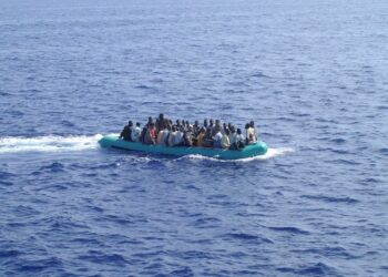 Vaarallisesta merimatkasta huolimatta laittomia siirtolaisia saapuu jatkuvasti esimerkiksi Italialle kuuluvalle Lampedusan saarelle.
