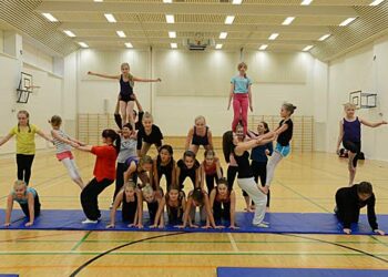 Taitoleirin päätteeksi yhdessä rakennettu pyramidi.