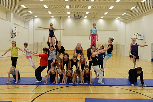 Taitoleirin päätteeksi yhdessä rakennettu pyramidi.