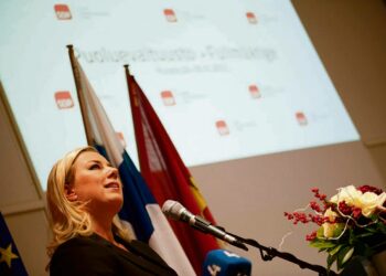 SDP:n puheenjohtaja Jutta Urpilainen piti lipposlaisen puheen puoluevaltuuston kokouksessa Kuopiossa.