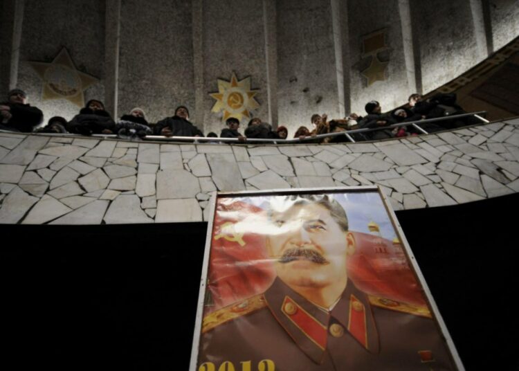Edellisenä mustan vesikäärmeen vuonna eli vuonna 1953 Stalin kuoli. Kuva Stalingradin taistelun museosta Volgogradissa.