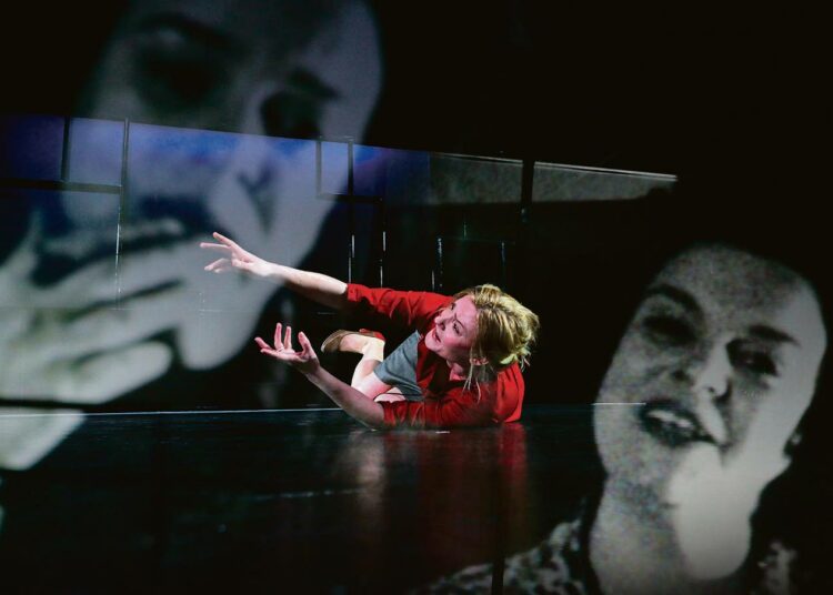 Q-teatterin näyttelijät tekevät Häiriötekijässä tarkkaa ja taitavaa työtä. Kuvassa Pirjo Lonka (maassa), taustalla Elina Kinihtilä.