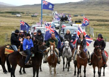 Falklandinsaarten pääkaupungissa järjestettiin 10. maaliskuuta ”Ylpeää olla brittiläinen” -paraati kansanäänestyksen toisena päivänä.