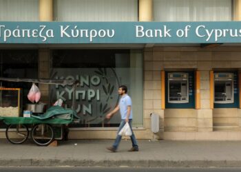 Kyproksen kriisipankeista Bank Of Cyprus pääomitetaan ja tervehdytetään ja se jatkaa toimintaansa. Toisesta suurpankista Laikista tulee roskapankki.