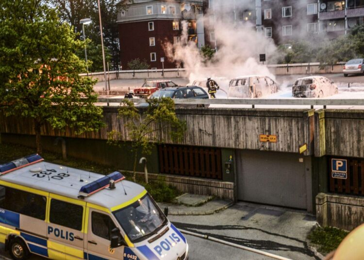 Mellakan jälkiä Husbyn lähiössä Tukholmassa  tiistaina.