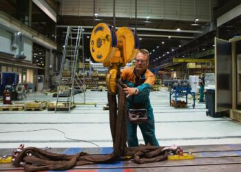 Koneasentaja-mittamies Pekka Pohjolan työasennot ovat toisinaan staattiset ja rasittavat selkää.