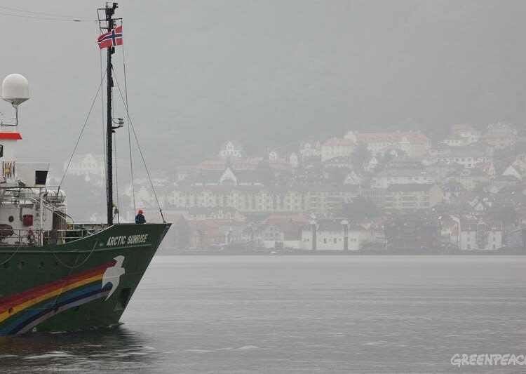 Greenpeacen Arctic Sunrise -alus Norjan Bergenissä heinäkuussa.