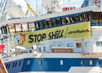 Tämä Greenpeacen mielenosoitus vappuna 2012 johti ministeri Heidi Hautalan eroon. Kysymys on arktisen öljynporauksen riskeistä, joista Suomikin joutuu onnettomuuden sattuessa maksumieheksi, koska vuokraa murtajiaan porausalueelle.