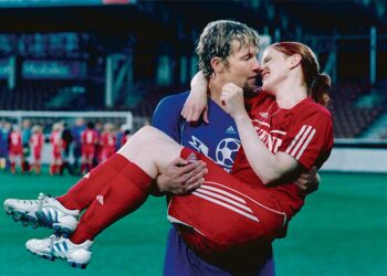 FC Venus on komedia vedosta, jolla naiset päättävät lyödä luun kurkkuun jalkapallohulluille miehilleen. Kuvassa Minna Haapkylä ja Petteri Summanen.