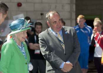 Kuningatar Elizabeth II tapasi heinäkuussa Skotlannin pääministerin Alex Salmondin Glasgow’ssa pidetyissä Kansainyhteisön kisoissa.