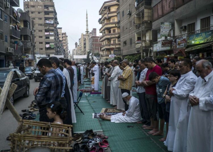 Egyptiläisiä rukoilemassa Ramadanin päätöspäivänä heinäkuussa Niilin suistossa sijaitsevassa Mansuran kaupungissa.
