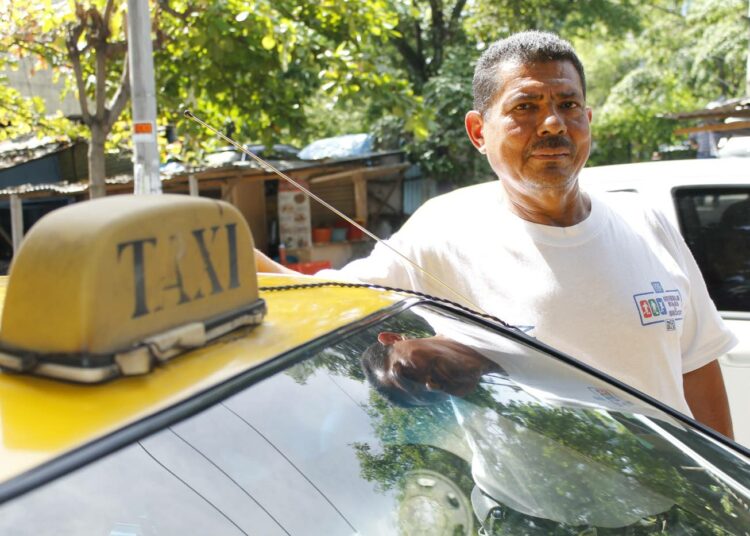 Salvadorilainen taksinkuljettaja Manuel Campos luottaa siihen, että lapset huolehtivat hänestä vanhuuden päivinä.