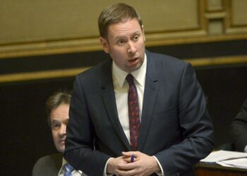 Eduskunta pääsee keskustelemaan torstaina luottamusmiehen oikeusasemasta Paavo Arhinmäen ja muiden vasemmistoliiton kansanedustajien lakialoitteen pohjalta.