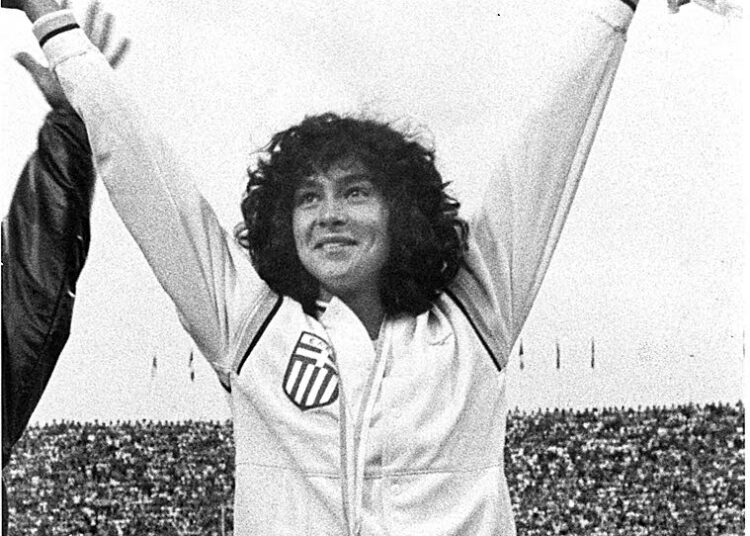 Sofia Sakorafa palkintopallilla Ateenan EM-kisoissa 1982, joissa hän sai pronssia naisten keihäänheitossa.