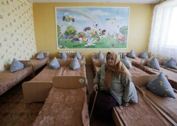 Tuhoutuneesta kodistaan lähtenyt nainen majoitettiin väliaikaisesti lastentarhaan Popasnassa, Ukrainan hallituksen joukkojen hallussa olevassa osassa Luhanskin aluetta.