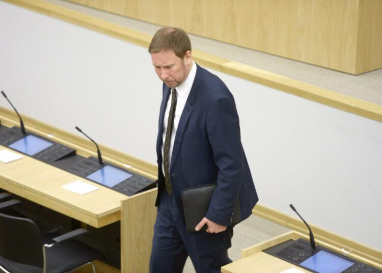 Vasemmistoliiton puheenjohtaja Paavo Arhinmäki etsi paikkaansa eduskunnan väliaikaisessa istuntosalissa Sibelius-Akatemian tiloissa.