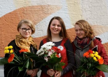 Vasemmistonuorten uusi johtokolmikko on tässä. Vasemmalta oikealle ovat ensimmäinen varapuheenjohtaja Taija Roiha Jyväskylästä, puheenjohtaja Anni Ahlakorpi Utsjoelta ja toinen varapuheenjohtaja Sophia Leppä Helsingistä.