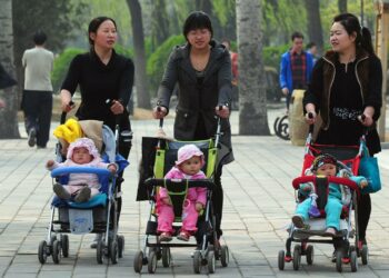 Kiinalaisäitejä lapsineen Pekingissä. Kiinan ilmoitettiin torstaina luopuvan yhden lapsen politiikastaan.