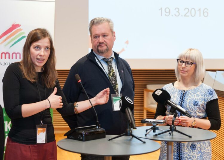 Äänestys Vasemmistoliiton puheenjohtajasta on polkaistu käyntiin. Kuvassa vas. Li Andersson, Jari Myllykoski ja Aino-Kaisa Pekonen.