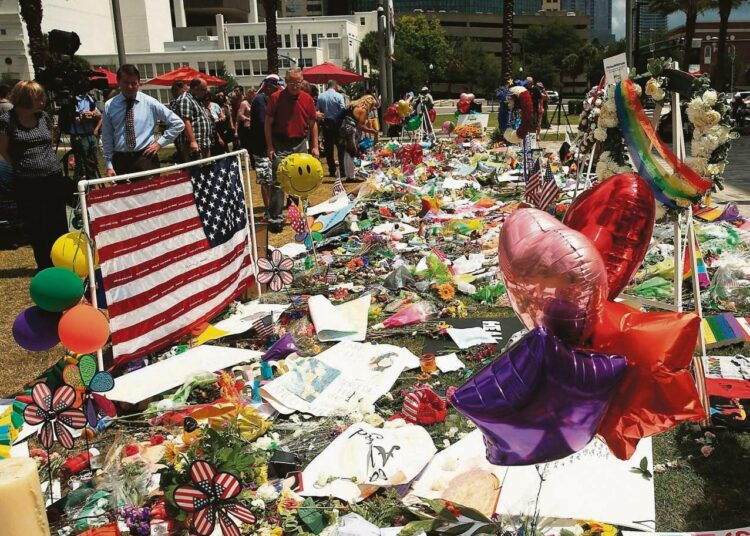 Pulse-yökerhon uhreja surraan Orlandossa, Floridassa.