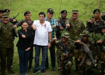 Filippiinien presidentti Rodrigo Duterte (valkoisessa paidassa) pitää laista ja järjestyksestä. Poliisin lisäksi hän on armeijan ystävä.