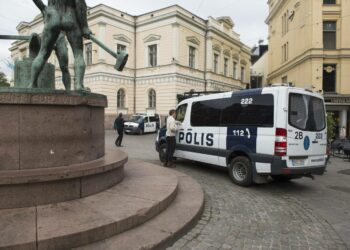 Sisäministeri Paula Risikko lupaili lisäresursseja poliisille maanantaisessa tiedotustilaisuudessa, mutta määrästä ei ollut puhetta.