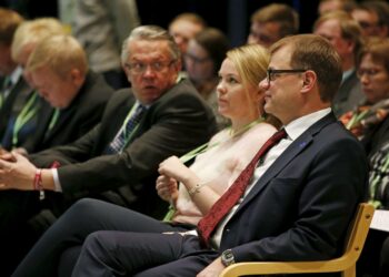– Ketä se haittaa, jos laskussa lukee Lapin maakunta tai Lapin maakunnan terveyspalvelut Oy, evästi pääministeri Juha Sipilä (oik.) keskustan kenttäväkeä sotepalveluiden yhtiöittämisestä ja kannusti perhe- ja peruspalveluminsteri Juha Rehulaa (vas.) jatkamaan soteuudistusta.