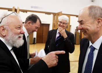 Entiset kansanedustajat Ilkka Taipale (vas), Esko Seppänen, Henrik Lax ja Iiro Viinanen luovuttivat Hyvä kuolema, eutanasian laillistamiseksi -kansalaisaloitteen eduskunnan puhemiehelle 14. helmikuuta. Torstaina se lähti valiokuntakäsittelyyn.