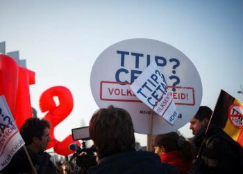 Soten yhteisvaikutukset tulee arvioida etukäteen, muistuttaa kansalaisverkosto. Kansalaiset osoittivat mieltään helmikuussa Strasbourgissa ennen Euroopan parlamentin CETA-äänestystä.