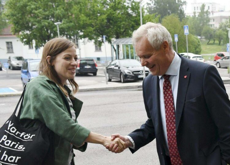 Vasemmistopuolueet haluavat mieluummin keskustan kanssa samaan hallitukseen kuin kokoomuksen kanssa. Vasemmistoliiton puheenjohtaja Li Andersson ja SDP:n Antti Rinne.