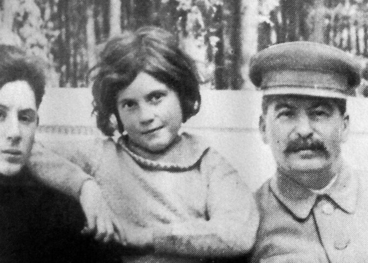 Kuvassa Stalin Svetlanan kanssa vuonna 1921.