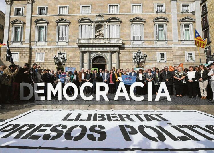 Katalonian alueparlamentin edessä Barcelonassa vaadittiin viime viikolla poliittisten vankien vapauttamista Espanjan aloitettua aluejohtajien pidätysprosessin.